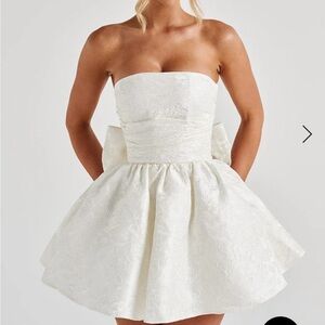 Chic Strapless Cream Dress